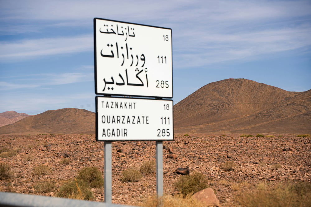 Verkeersbord in het Arabisch en Engels in Marokko