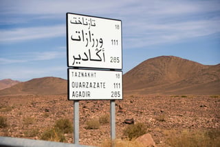 Verkeersborden in het Arabisch en Engels in Marokko