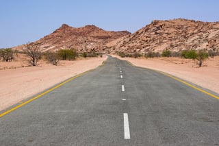 Weg door woestijn in Namibië