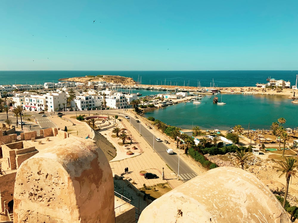 Uitzicht op een haven in Tunesië
