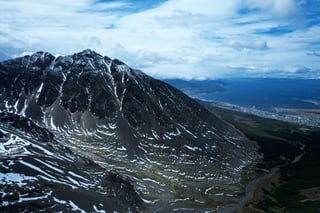 Uitzicht op bergen en kust in Argentinië