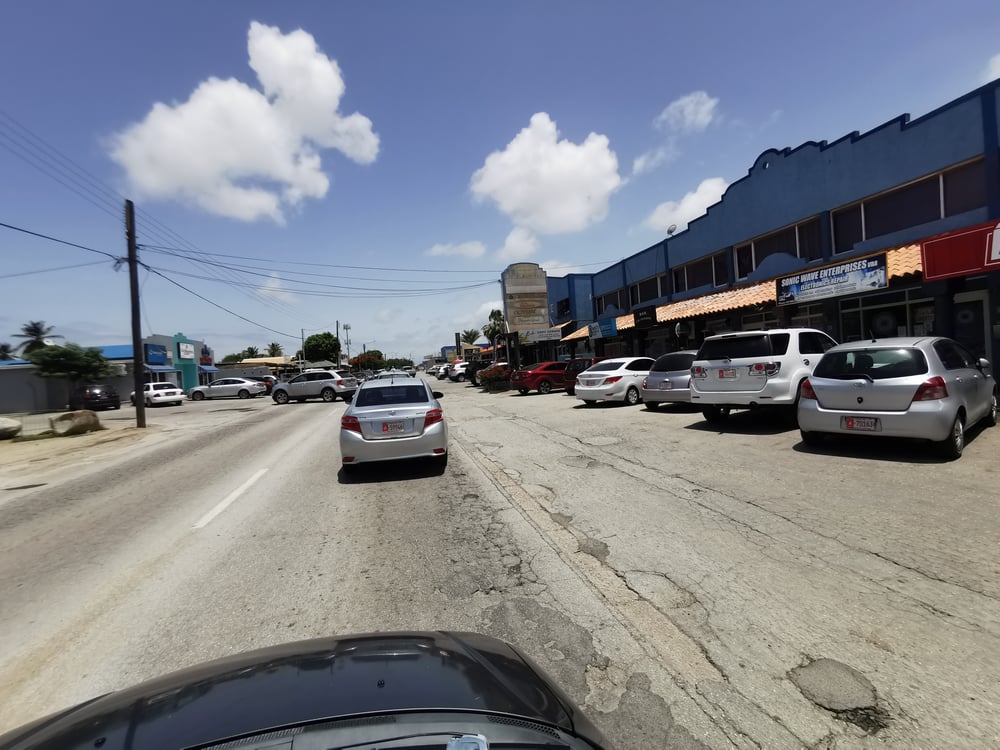 Verzekerde huurauto op de weg op Aruba