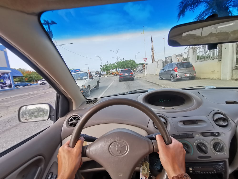 Foto van straat op Aruba vanuit de huurauto