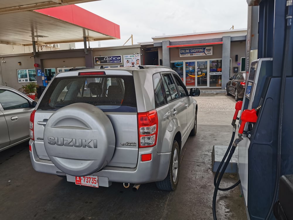 Auto bij tankstation op Aruba