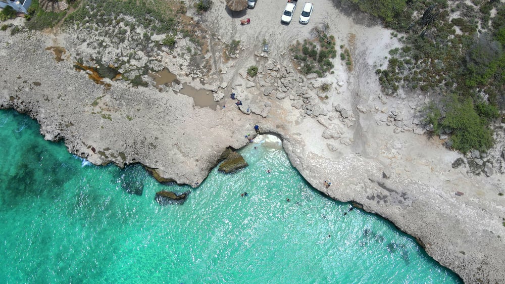 Verzekerde huurauto veilig op parkeerplaats aan het strand Aruba