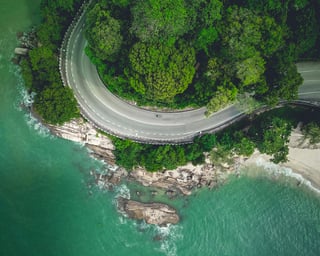 Kronkelende weg langs de kust in Maleisië