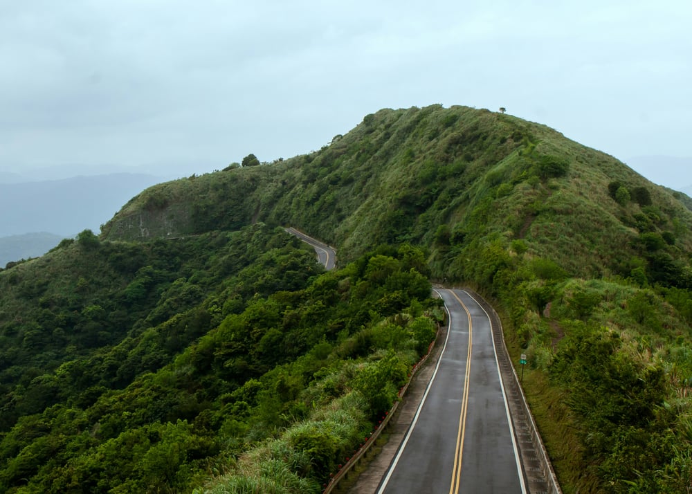 Weg door groene bergen in Taiwan