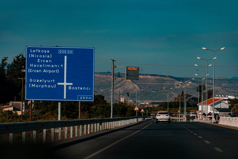 Weg en verkeersborden in Türkiye