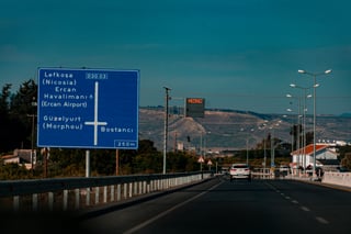 Verkeersborden op de weg in Türkiye