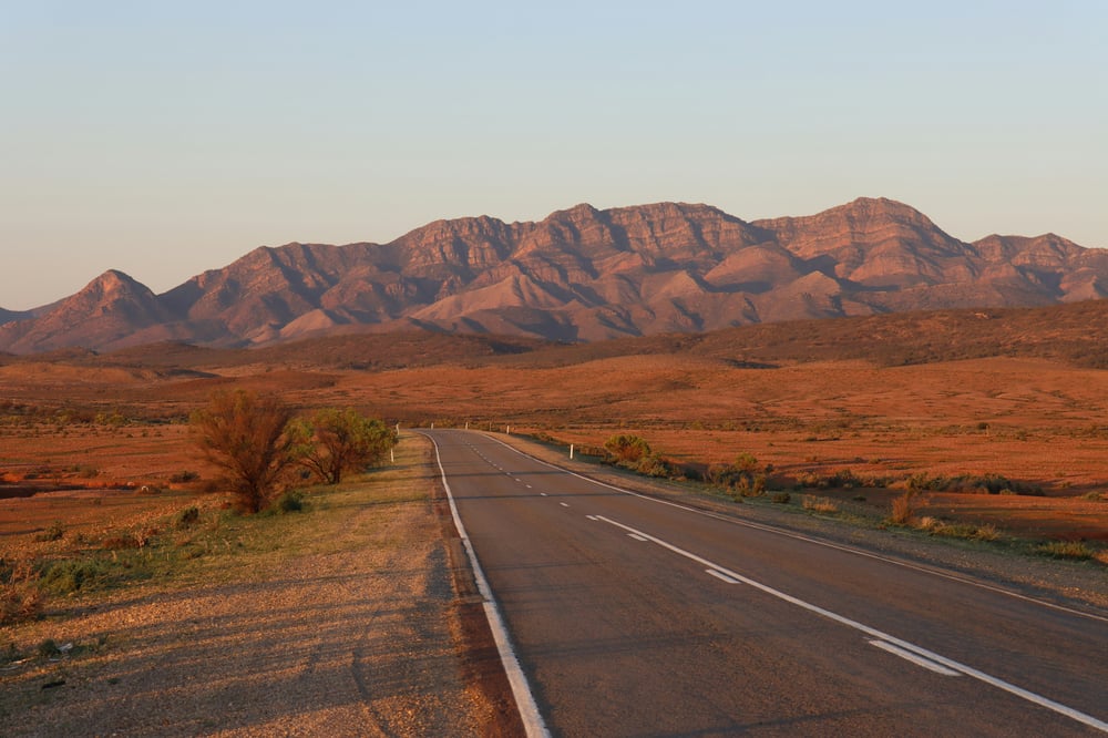 Weg door rood gekleurd landschap Australië