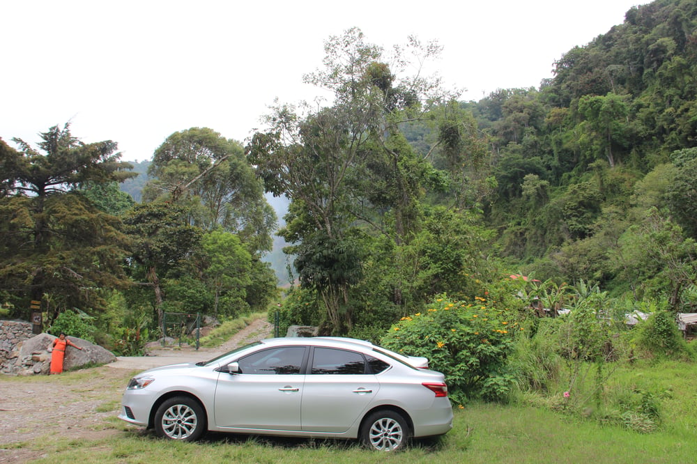 Huurauto geparkeerd bij het bos voor een hike in Panama