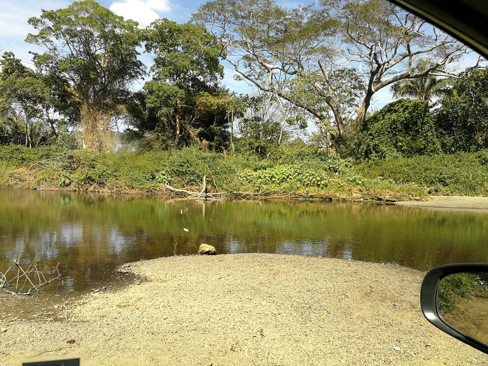Rijden door de rivierbedding met de 4x4 richting Corcovado