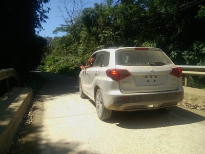 SUV op brug in Costa Rica