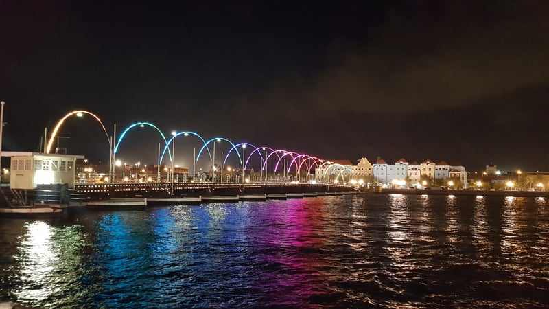 Verlichte brug in Willemstad in de nacht.