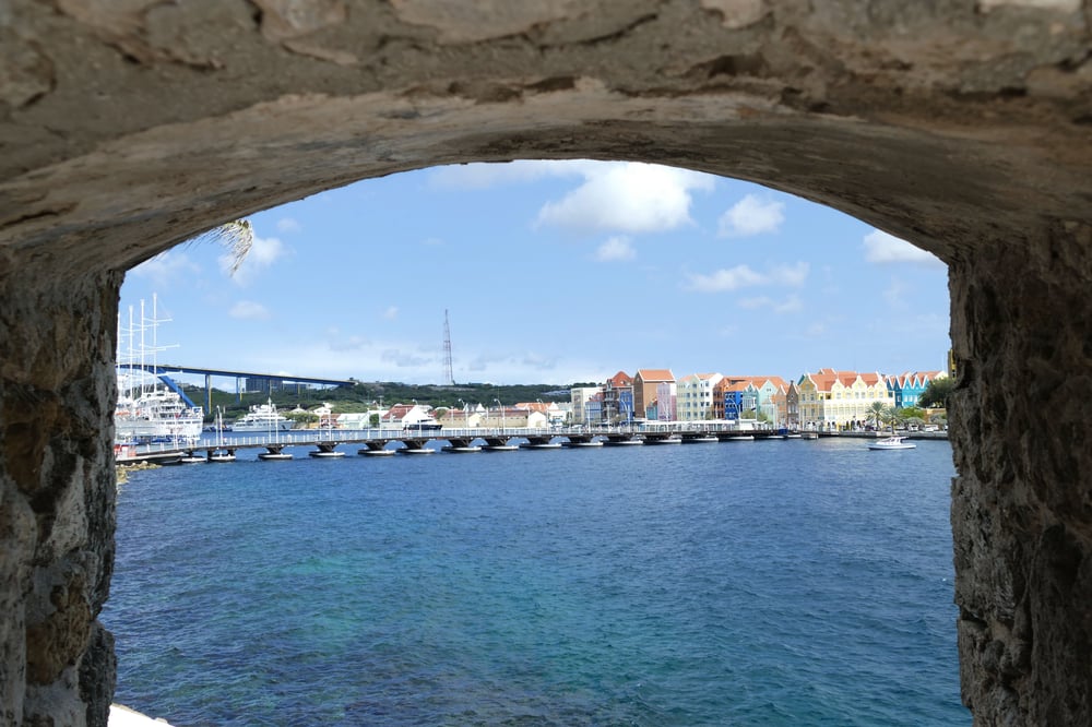 Waar kan ik zonder creditcard een auto huren op Curaçao?