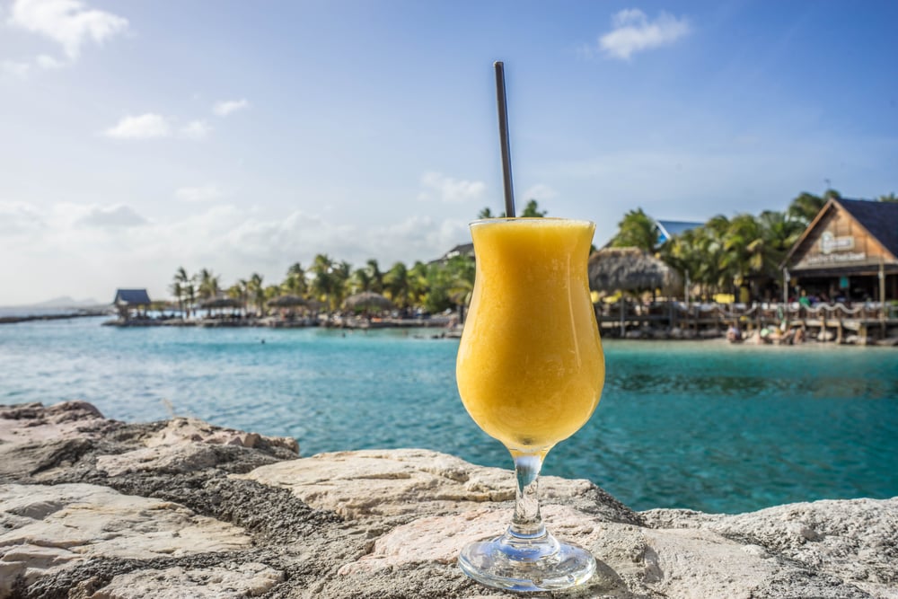 Cocktails drinken in de lagune van Willemstad