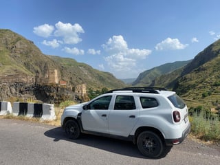 Witte auto en uitzicht op de bergen in Albanië