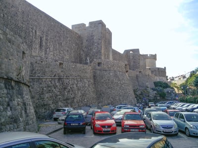 Volle parkeerplaats buiten het oude stadscentrum van Dubrovnik