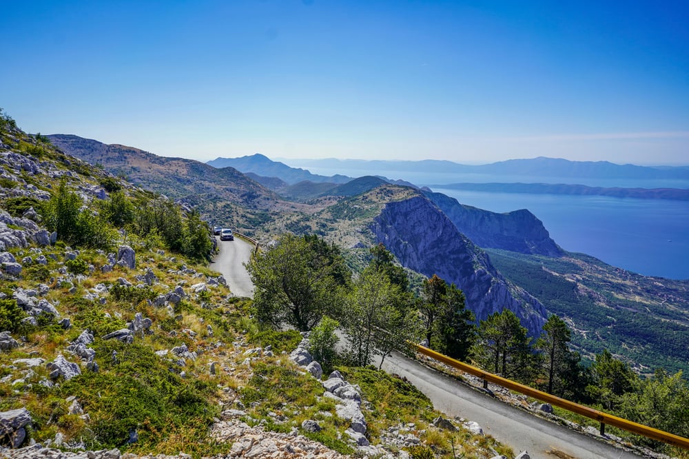 Een bergweg met zicht op de zee in Kroatië
