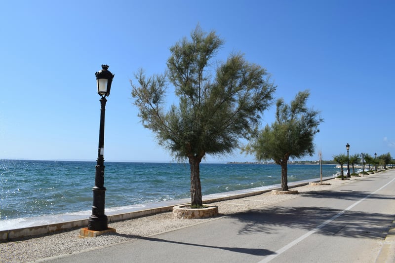 Weg langs de kust van Kroatië
