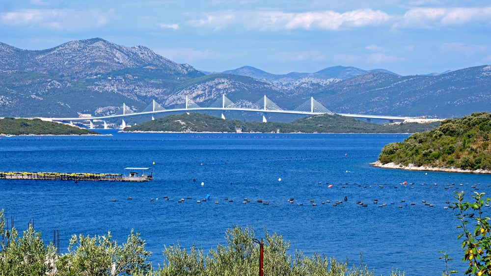 Zicht op de Peljesac brug in Kroatië