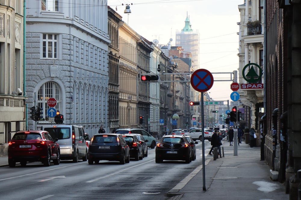 Straat met verkeer in Zagreb