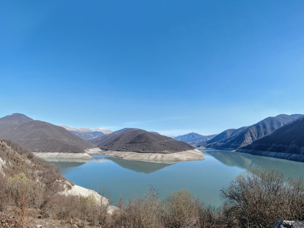 Meer omringd door bergen in Georgië (Europa)