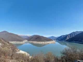 Meer tussen de bergen in Georgië