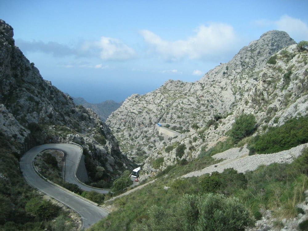 Kronkelende weg in de bergen Malta
