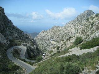 Kronkelende weg in de bergen Malta