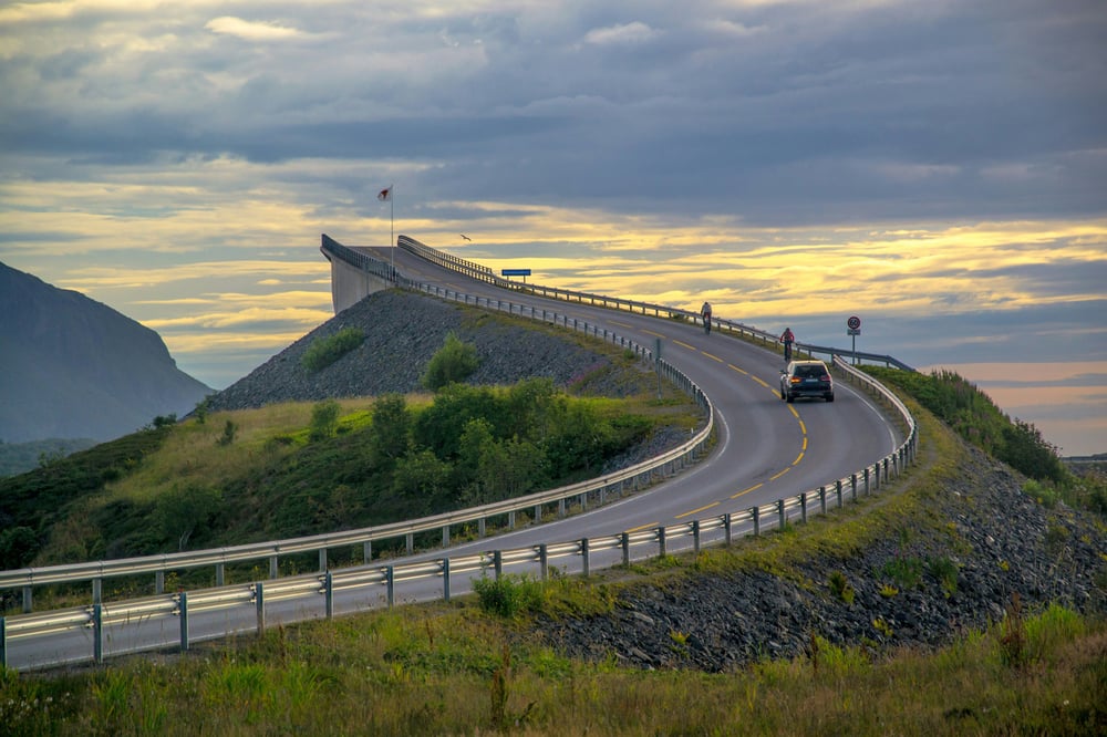 Weg naar brug in Noorwegen