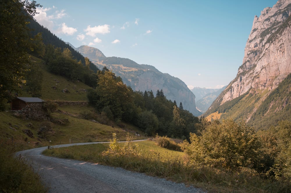 Weg door de bergen in Zwitserland