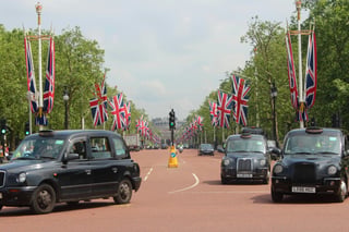 Taxi's op de weg met Britse vlaggen