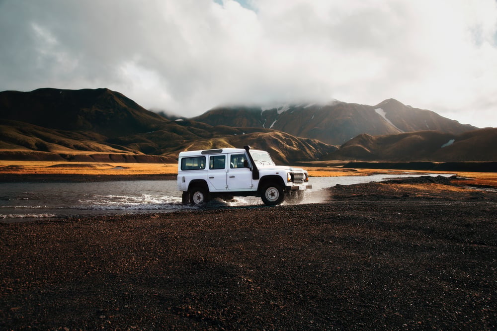 4x4 in rivierbedding in IJsland