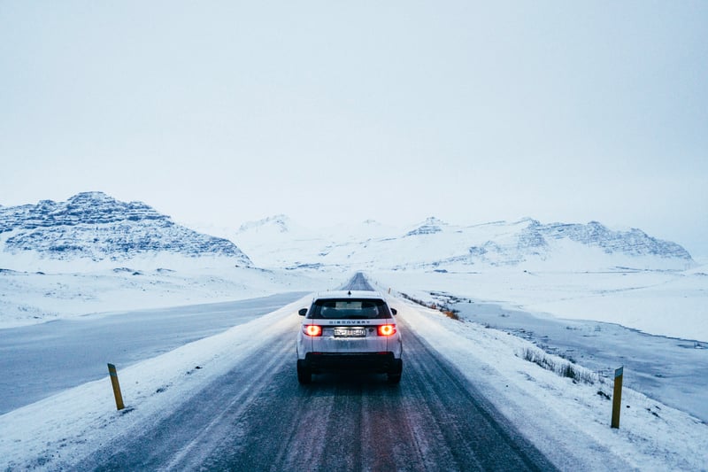 witte 4x4 in besneeuwd landschap IJsland