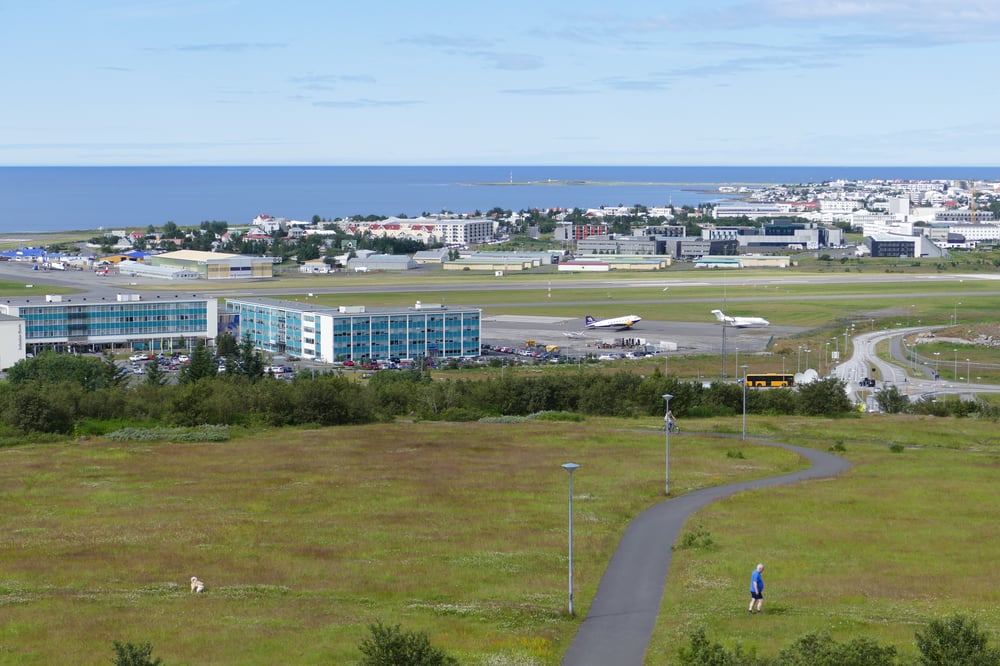 In IJsland begint je roadtrip De Gouden Cirkel  met de huurauto op vliegveld Keflavik