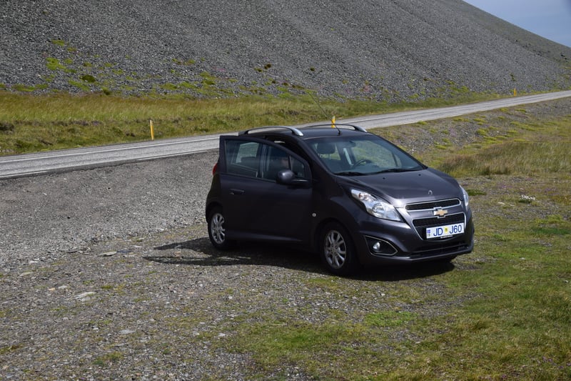 Zwarte auto geparkeerd langs de weg in IJsland