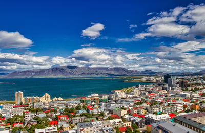 Met een huurauto vertrek je in IJsland meestal vanuit Reykjavik