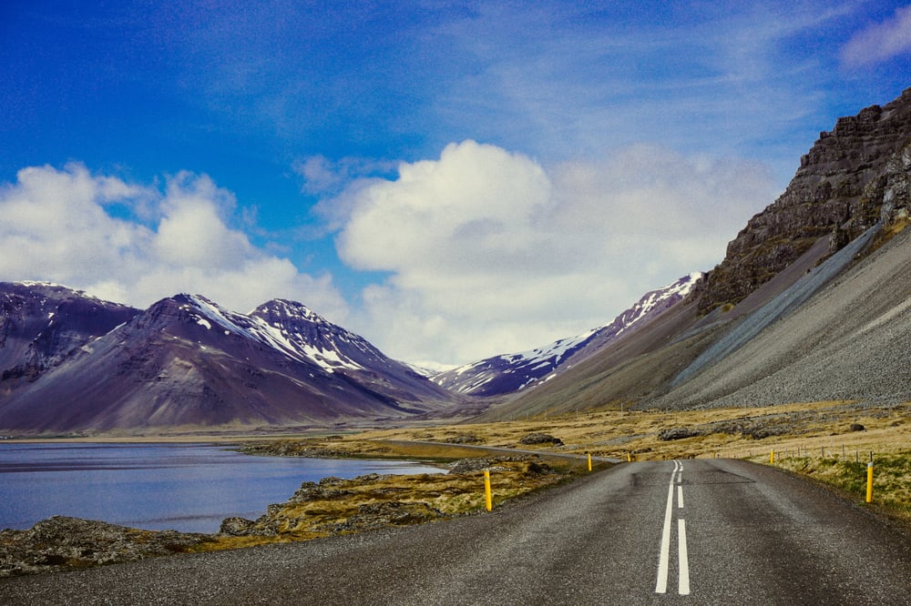 Weg langs bergen en meer in IJsland