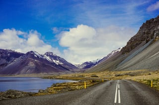 Weg door IJslands landschap 