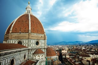 De koepen en het dak van een klassieke kerk in Italië
