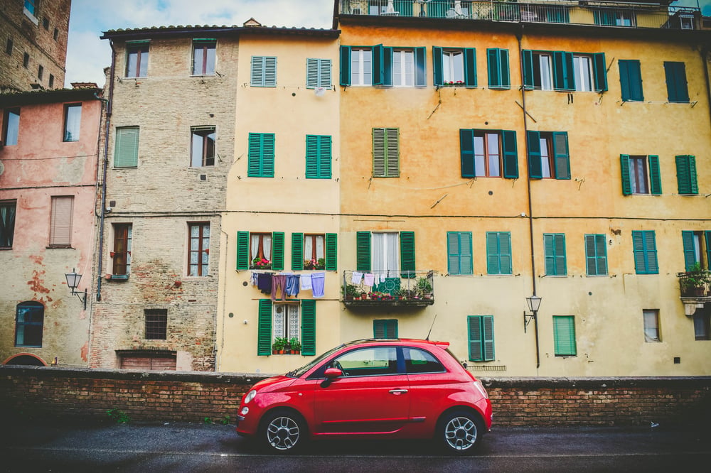 Rode fiat voor gele huizen Italië
