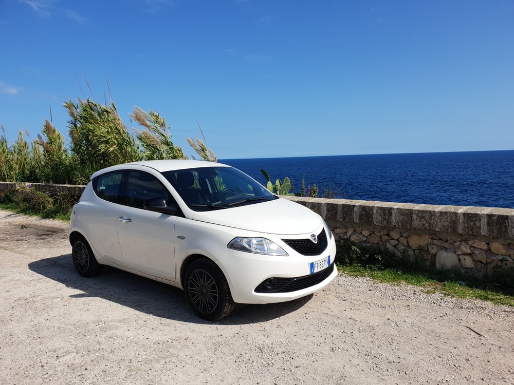Auto huren in Italië voor alle leeftijden, bijvoorbeeld deze witte hatchback