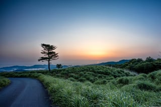 Weg naar zonsondergang in Japan