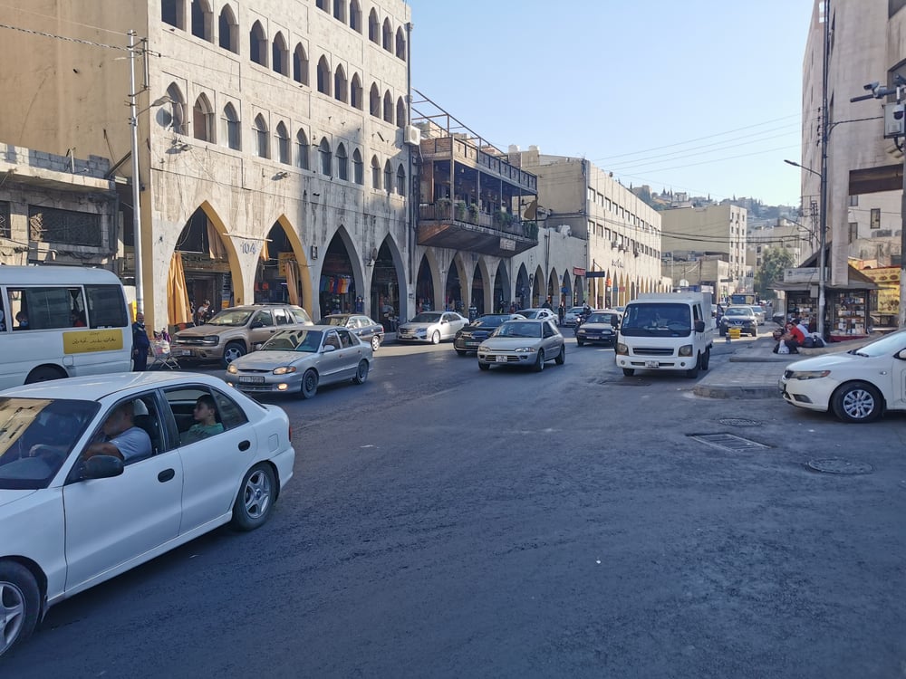 Het verkeer in Amman ervaren met de huurauto