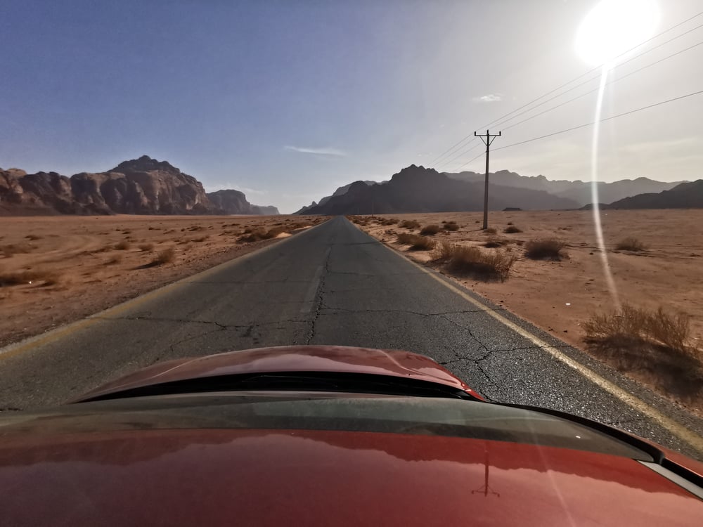 Met een huurauto rijd je in Jordanië over geasfalteerde wegen