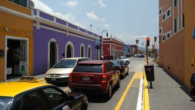Auto's in straat in Pueblo Mexico