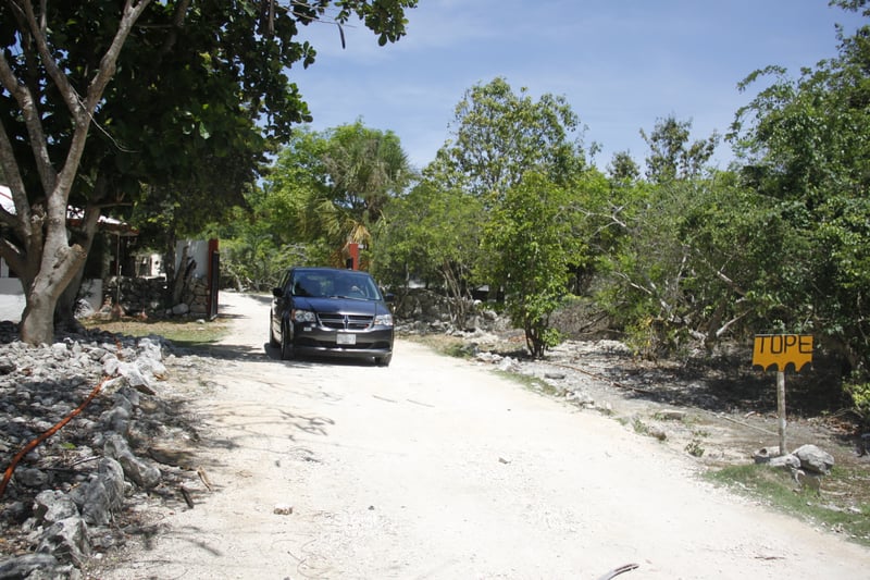 Donkere auto op doorgaande onverharde weg in Mexico