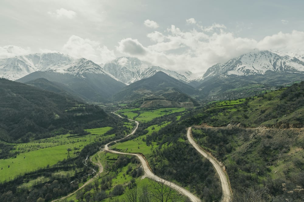 Kronkelende weg in groene bergen in Armenië