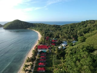 Uitzicht op een baai met gebouwen en rode daken in Fiji